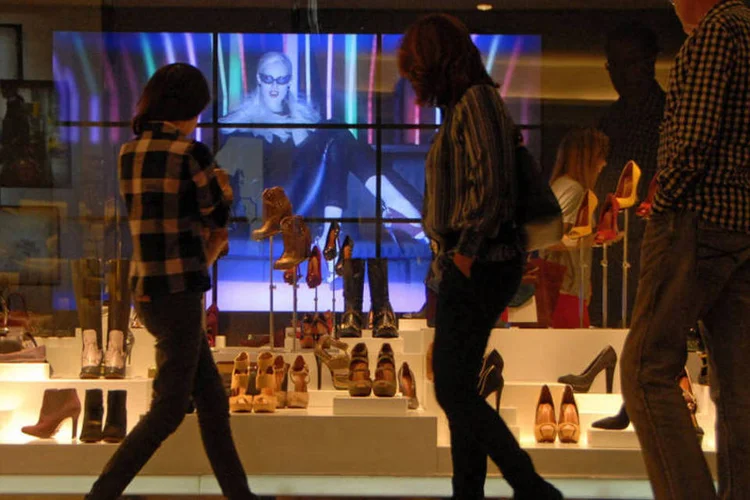 
	Consumidores olhando a vitrine de uma loja de sapatos de um shopping center de S&atilde;o Paulo
 (Mauricio Piffer/Bloomberg)