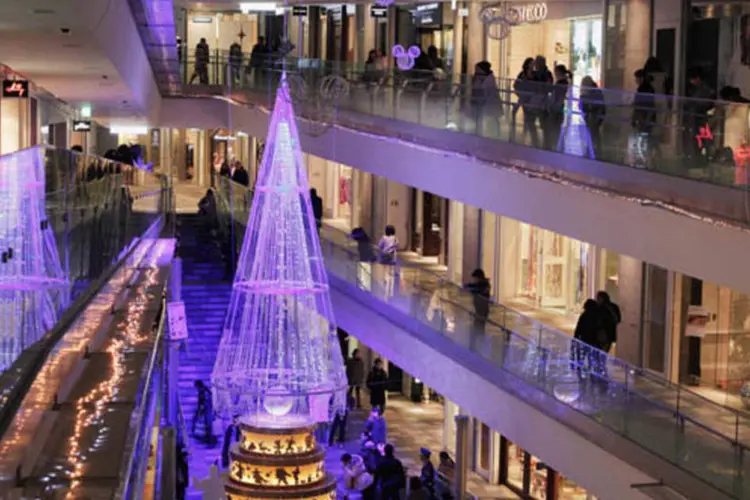 
	Shopping decorado para Natal em T&oacute;quio: o parlamento japon&ecirc;s aprovou o primeiro reajuste de 15 anos do imposto sobre consumo no pa&iacute;s
 (Getty Images)