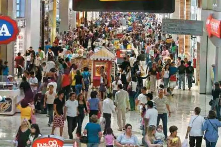 
	Pessoas no shopping: Segundo relatos de comerciantes, cerca de 200 jovens come&ccedil;aram a gritar, empurrar pessoas e entrar nas lojas por volta das 19 horas
 (Divulgação)