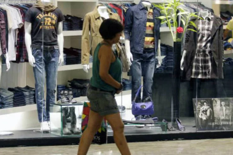 
	Consumidora caminha em shopping center de Recife: propor&ccedil;&atilde;o de consumidores que avaliam a situa&ccedil;&atilde;o atual como boa aumentou de 24,2% para 24,6%
 (REUTERS/Bruno Domingos)