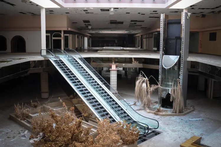 Shopping center americano abandonado (Seph Lawless)