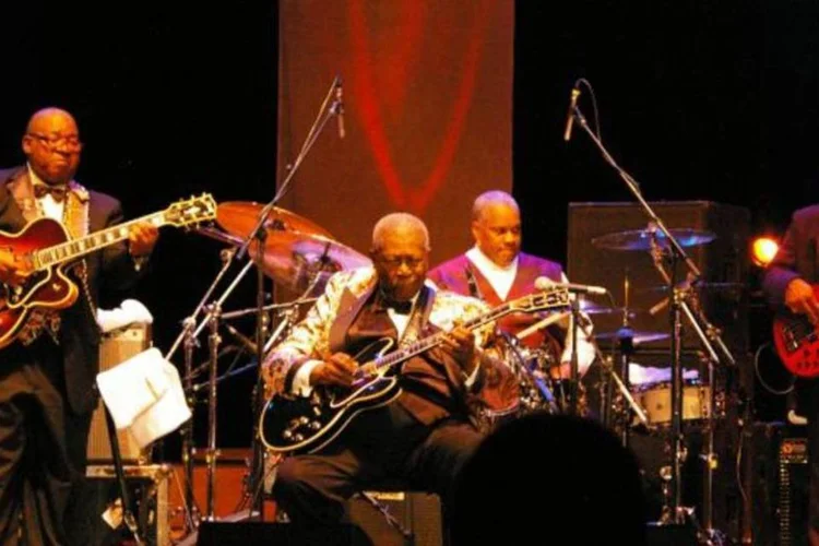 
	B.B. King conta sua hist&oacute;ria todas as noites em que est&aacute; com Lucille, usando poucas notas e, sobretudo, o indicador da m&atilde;o esquerda
 (Wikimedia Commons)