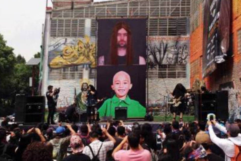 Para ver show, metaleiros doam cabelo a crianças com câncer