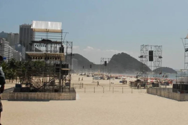 Preparação de palcos para show de Natal com Gilberto Gil e Stevie Wonder: telões de cerca de dez metros e torres de delay (atraso) serão instaladas na praia (Tânia Rêgo/ABr)