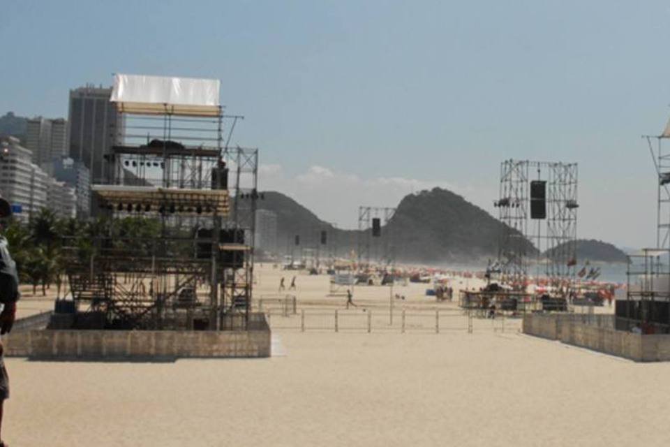 Preparação de palcos para show de Natal com Gilberto Gil e Stevie Wonder: telões de cerca de dez metros e torres de delay (atraso) serão instaladas na praia (Tânia Rêgo/ABr)