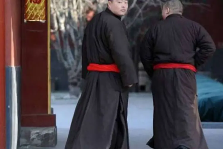 Monges caminham em um templo de Pequim: as autoridades em Sichuan culpam os tibetanos separatistas de fomentar 'o ódio entre os locais' (AFP, Mark Ralston)