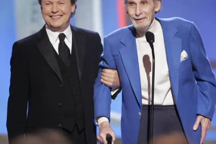 Sid Caesar recebe premiação de pioneiro da televisão do comediante Billy Crystal, durante o TV Land Awards em Santa Monica, em março de 2006 (Fred Prouser/Reuters)