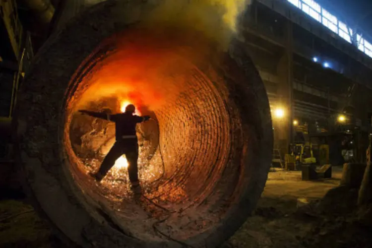 Pequim tem tomado medidas que incluem a redução da produção de aço bruto e a promoção de tecnologias de produção mais limpas (Jason Alden/Bloomberg)