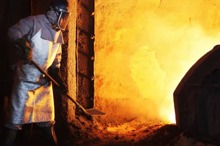 Funcionário da ArcelorMittal Brasil trabalhando em uma siderúrgica da companhia, no Espírito Santo (Rich Press/Bloomberg)