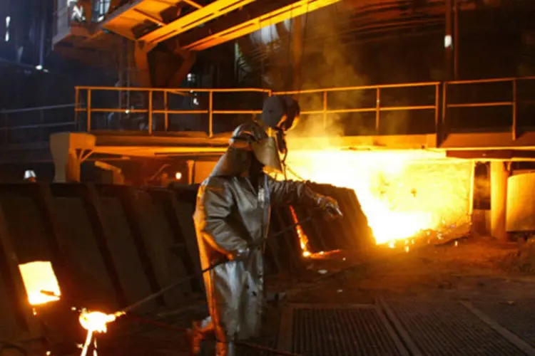 
	Funcion&aacute;rio da US Steel trabalha em um alto forno de uma sider&uacute;rgica da companhia: as vendas&nbsp;l&iacute;quidas ca&iacute;ram 3,2%
 (Mark H. Milstein/Bloomberg)