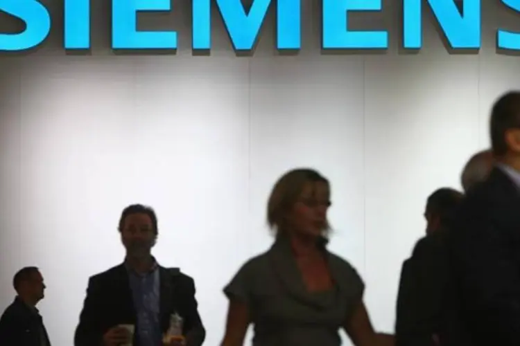 
	Logo da Siemens: procuradores contestam o fato de a escolhida para o evento ter sido justamente a empresa que est&aacute; no centro do esc&acirc;ndalo do cartel no setor metroferrovi&aacute;rio
 (Sean Gallup/Getty Images)