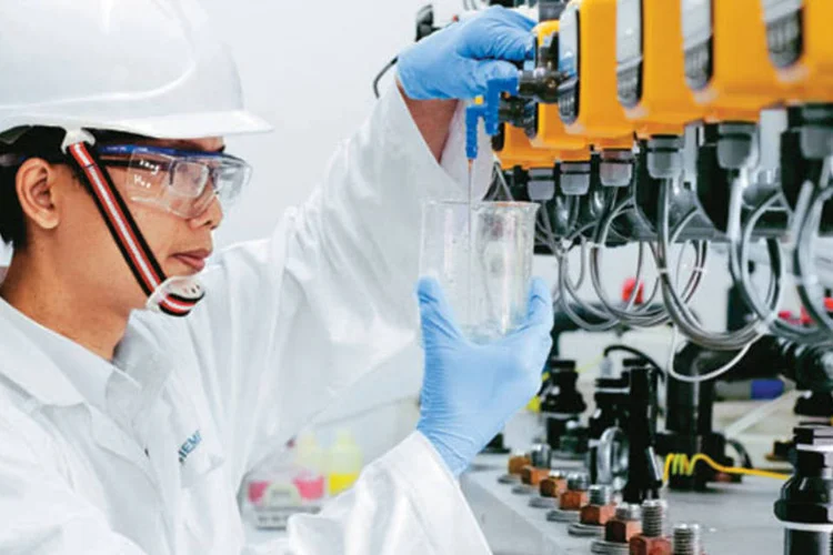 Cientista da Siemens testa protótipo em Cingapura: o foco dos investimentos da múlti alemã agora é o Brasil (Divulgação)