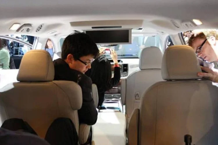 Demonstração do interior do Toyota Sienna, tipo van, que sofreu recall nesta 2ª (13/12) (David McNew/Getty Images)