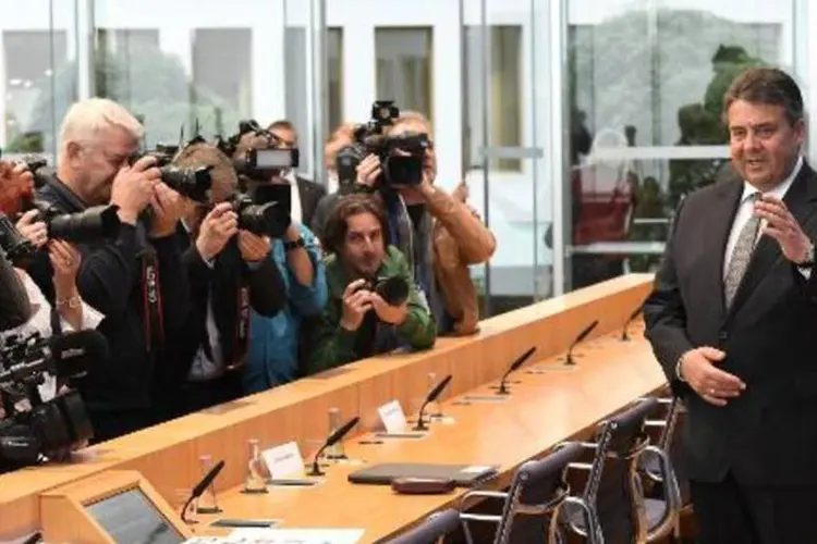 Sigmar Gabriel antes de coletiva de imprensa: "A economia alemã está no auge e a situação melhora com mais força do que o previsto" (Tobias Schwarz/AFP)