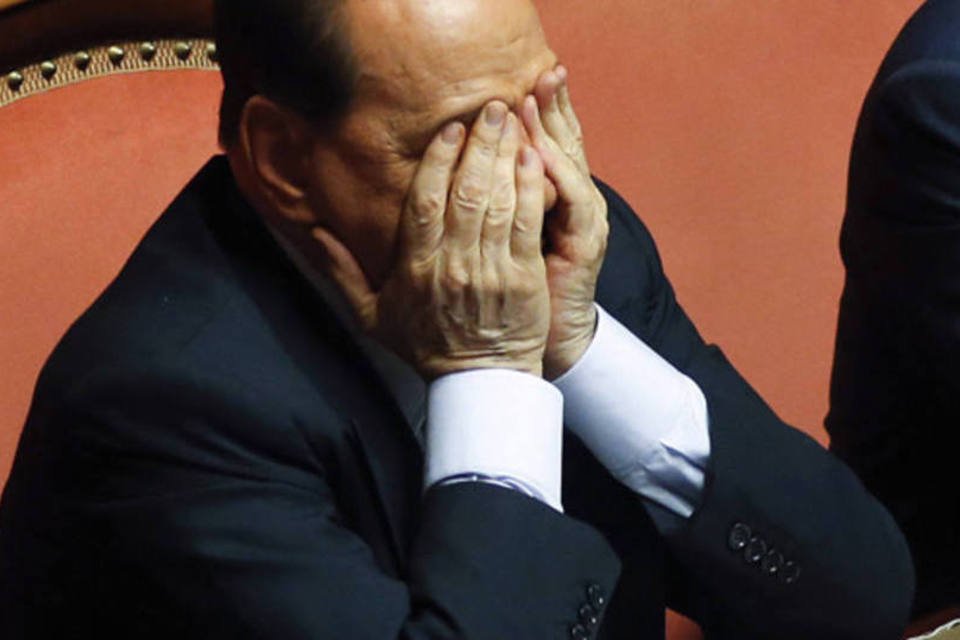 Berlusconi promete ficar na política mesmo cassado