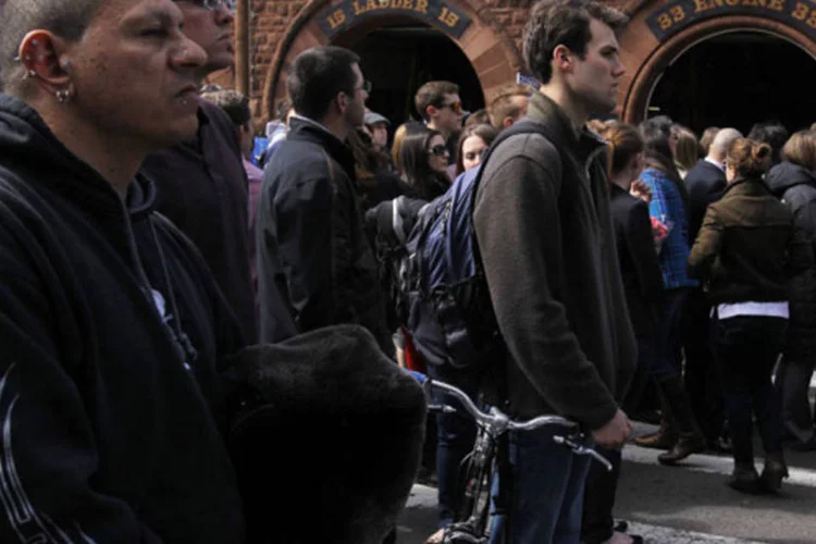 
	Americanos respeitam um minuto de sil&ecirc;ncio em homenagem &agrave;s v&iacute;timas do atentado de Boston
 (REUTERS/Jessica Rinaldi)