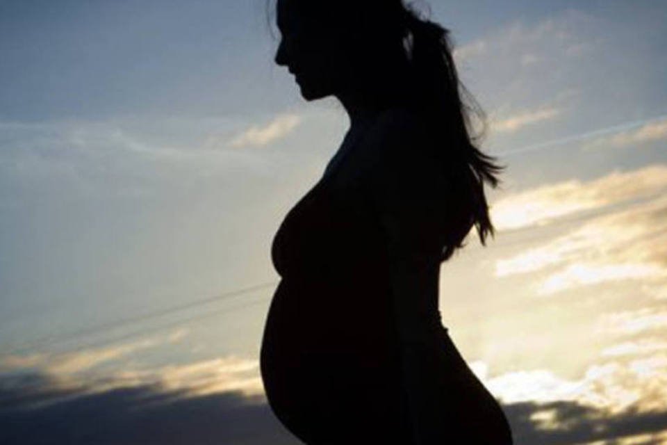 Silhueta de mulher grávida: falar ou não falar dos planos de ter um bebê? (©AFP/Arquivo / Loic Venance)