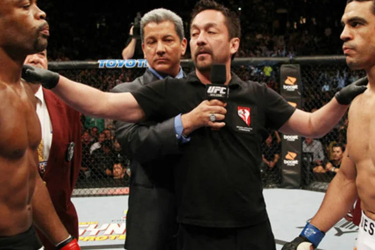 Anderson Silva e Vitor Belfort instantes antes da luta em Las Vegas: o duelo foi o assunto mais comentado do Twitter (Divulgação/UFC)