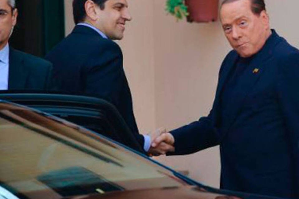 
	O ex-primeiro-ministro italiano Silvio Berlusconi chega ao instituto cat&oacute;lico Sagrada Fam&iacute;lia de Cesano Boscone para cumprir o primeiro dia da pena de servi&ccedil;os sociais
 (Olivier Morin/AFP)