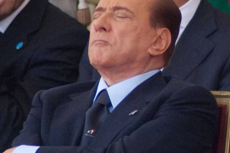 Berlusconi, premiê italiano saiu do hospital com a prescrição de uma "simples terapia analgésica e já foi dar um passeio" (Giorgio Cosulich/Getty Images)