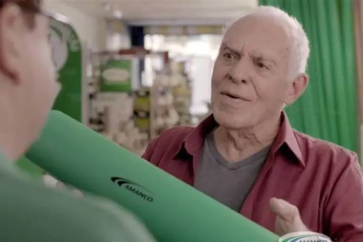 Silvio Luiz em comercial da Amanco: primeiro filme traz um roteiro com base em um dos mais famosos jargões do narrador (Reprodução/YouTube)