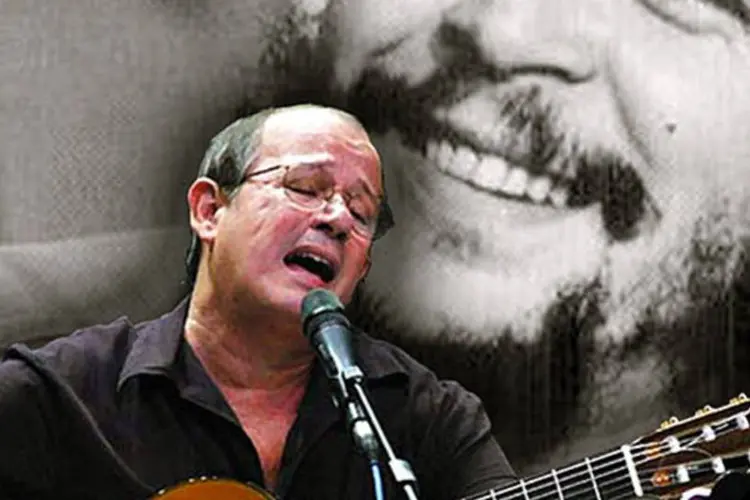 Músico cubano Silvio Rodríguez tocando junto com uma imagem de Che Guevara (Wikimedia Commons)
