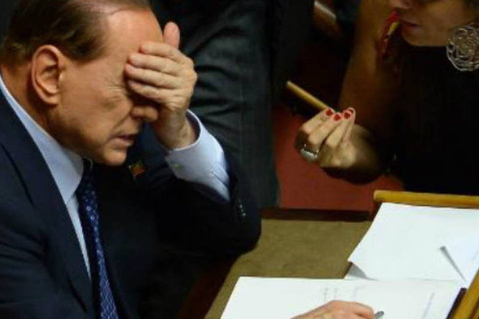 Berlusconi afirma que não tem intenção de deixar Itália