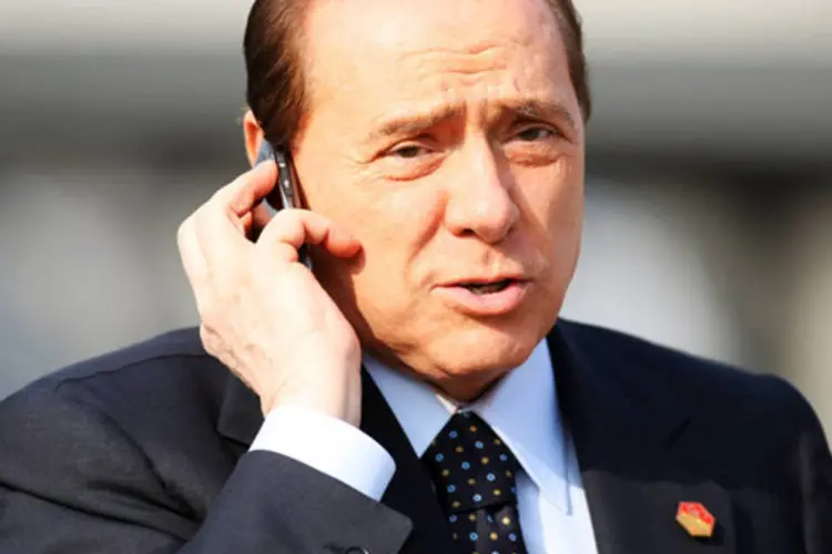 Para o ex-primeiro-ministro italiano, seria impossível tirar fotos tão íntimas do lado de fora de sua residência, então, ele também acusa a revista de invasão de domicílio (Getty Images)