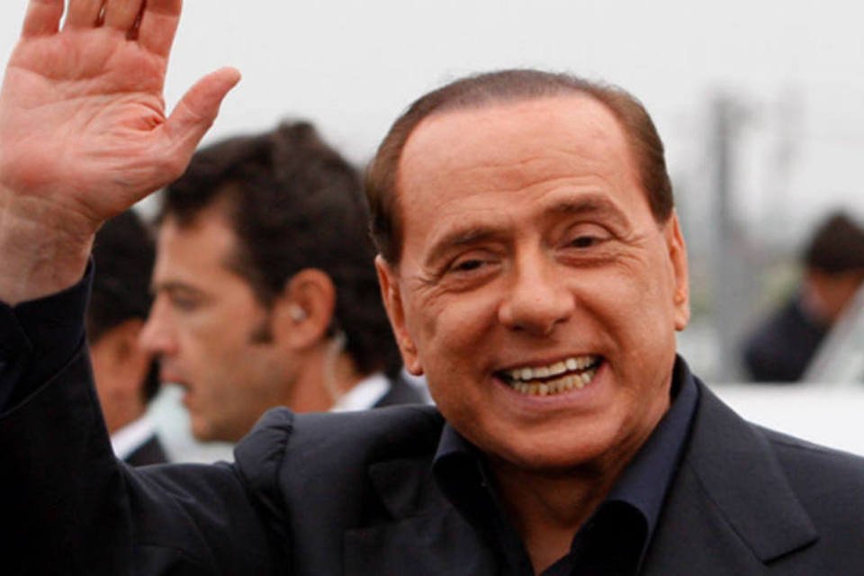 Berlusconi solta a voz e atrai os holofotes, mas agora como cantor