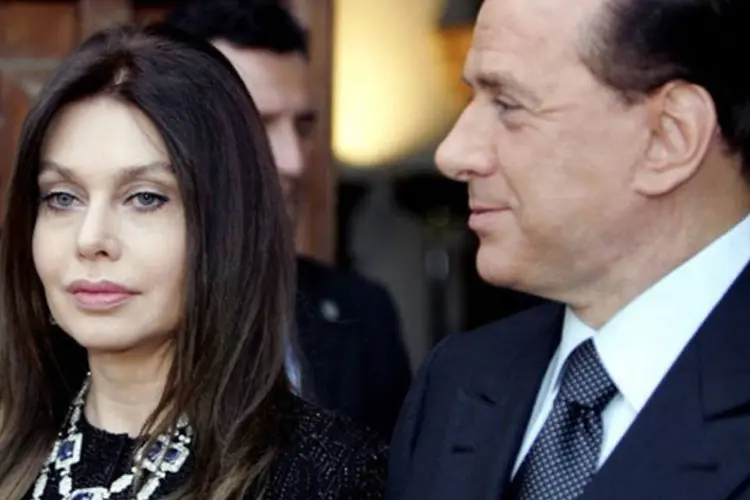 Silvio Berlusconi e Veronica Lario: na Itália, o divórcio só pode ser pronunciado oficialmente três anos depois, no mínimo, do julgamento da separação legal do casal (©afp.com / Vincenzo Pinto)