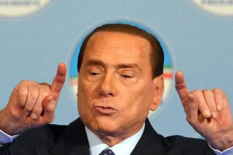 
	Coaliz&atilde;o conservadora liderada pelo partido Povo da Liberdade (PdL) teve que recorrer a Berlusconi - que tinha anunciado o fim de sua carreira pol&iacute;tica
 (AFP/Vincenzo Pinto)