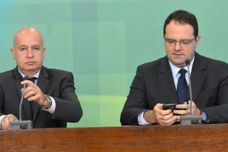 
	Novo ministro do Planejamento com o novo ministro da Fazenda, Nelson Barbosa: no final do dia, est&aacute; marcada a cerim&ocirc;nia de posse
 (Wilson Dias/Agência Brasil/Fotos Públicas)
