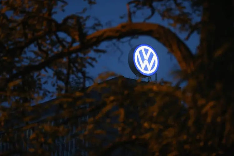 
	S&iacute;mbolo da Volkswagen: uma auditoria interna n&atilde;o apontou evid&ecirc;ncias de que membros do conselho executivo ou supervisor tenham se envolvido no caso, segundo P&ouml;tsch
 (Sean Gallup/ Getty Images)