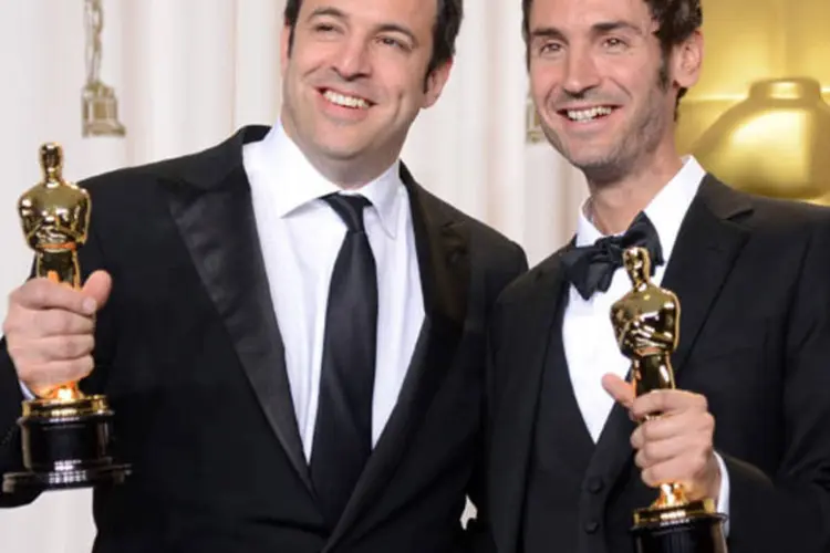 O produtor Simon Chinn e o diretor Malik Bendjelloul levam Oscar de melhor documentário em longa metragem por Searching for Sugar Man (Jason Merritt/Getty Images)