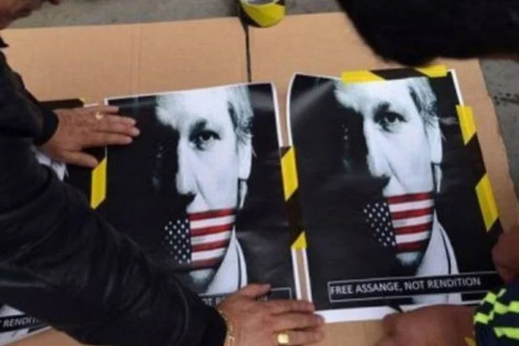 
	Simpatizantes de Julian Assange: o caso de Assange, que est&aacute; na embaixada do Equador em Londres desde 19 de junho, tem atualmente sua r&eacute;plica latino-americana
 (Carl Court/AFP)