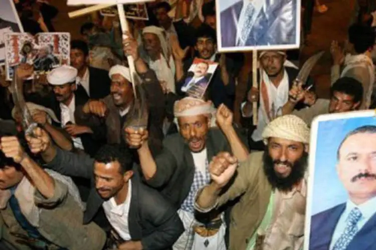 Simpatizantes de Saleh nas ruas: presidente foi submetido a 8 cirurgias (Mohammed Huwais/AFP)