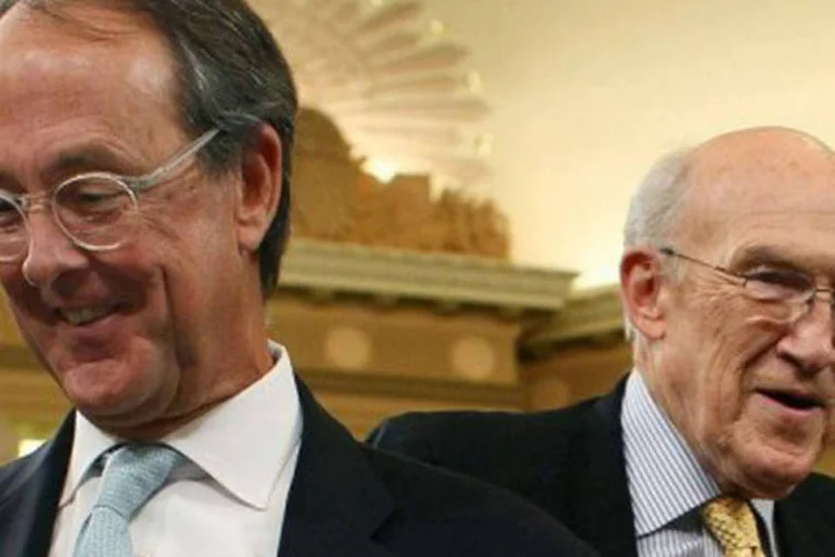 Alan Simpson (D) e Erskine Bowles: no Congresso, os democratas exigem a adoção de novos impostos, em especial aos mais ricos. (©afp.com / Mark Wilson)