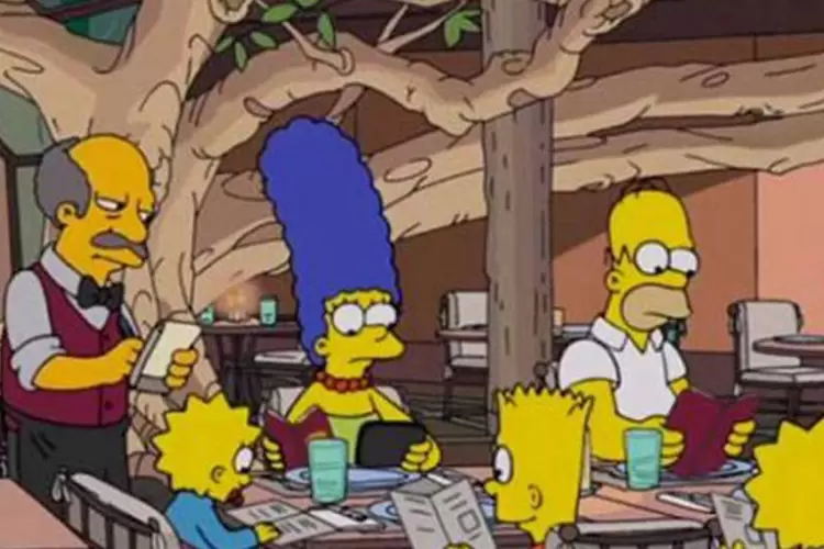 Simpsons no Brasil: cena de divulgação mostra um garçom que não entende inglês e Marge precisando traduzir tudo em seu tablet (Divulgação/Fox)