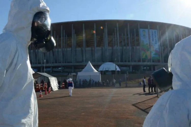 
	Est&aacute;dio Nacional:&nbsp;150 pessoas participaram de simula&ccedil;&atilde;o de ataque radiol&oacute;gico e qu&iacute;mico
 (Militares simulam ataque químico na Mané Garrincha)