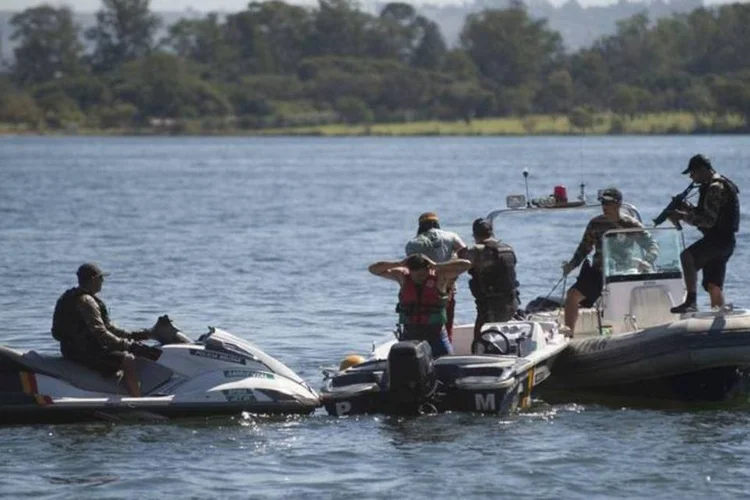 
	Policiais treinam abordagem: 25 homens estar&atilde;o atuando, com 8 motos aqu&aacute;ticas, 2 lanchas infl&aacute;veis pequenas e 4 de m&eacute;dio porte, al&eacute;m uma lancha com cabine, segundo capit&atilde;o
 (Marcelo Camargo/Agência Brasil)