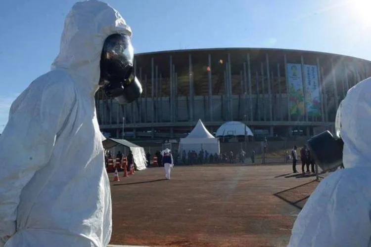 Militares simulam ataque químico e radiológico no Estádio Mané Garrincha, em Brasília (Valter Campanato/Agência Brasil)