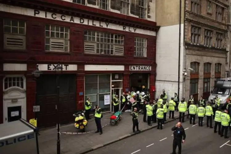Policiais simularam um resgate após um ataque terrorista em Londres, evacuando as pessoas (Peter Macdiarmid/Getty Images)