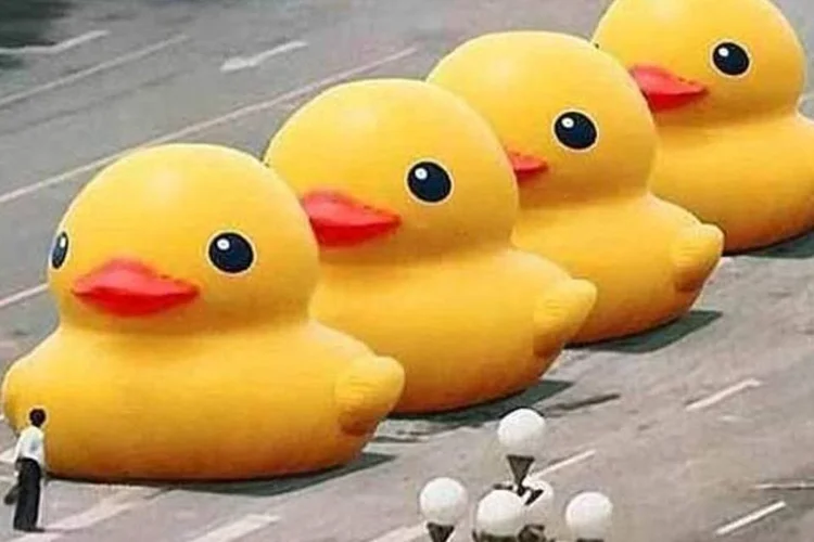 Na montagem fotográfica de um anônimo internauta chinês, patos gigantes tomam o lugar dos tanques na Praça da Paz Celestial (Reprodução / Sina Weibo)