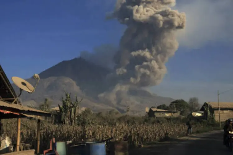 Erupção do vulcão Sinabung, no oeste da Indonésia: último morto é um indonésio de 70 anos de idade (Beawiharta/Reuters)