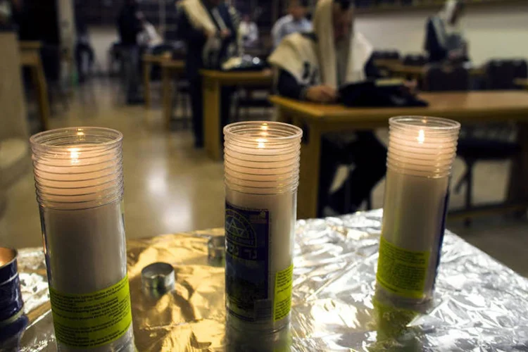 
	Velas em sinagoga: dois palestinos atacaram, causando morte de 5 israelenses e 8 pessoas feridas
 (Ronen Zvulun/Reuters)
