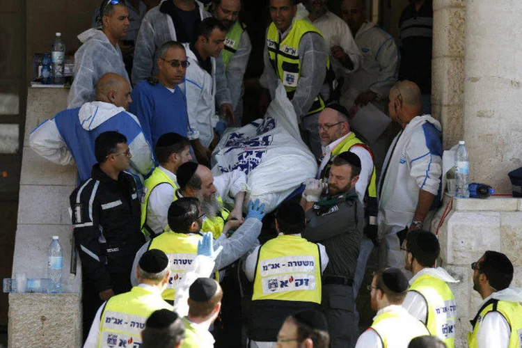 
	Equipes de emerg&ecirc;ncia israelenses carregam corpo de v&iacute;tima de atentado em sinagoga de Jerusal&eacute;m
 (Finbarr OReilly/Reuters)