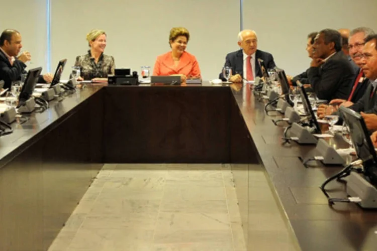 A presidente Dilma Rousseff recebe representantes de centrais sindicais, no Palácio do Planalto: os sindicalistas prometem reivindicar mais investimentos na saúde, na educação e um transporte público de qualidade. (Antonio Cruz/ABr)