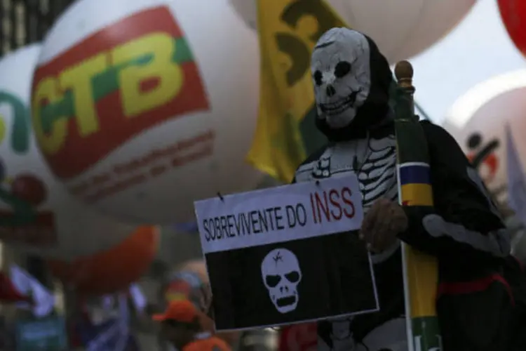 Homem vestido de esqueleto durante uma marcha de sindicalistas no Dia Nacional de Lutas, em São Paulo (Nacho Doce/Reuters)