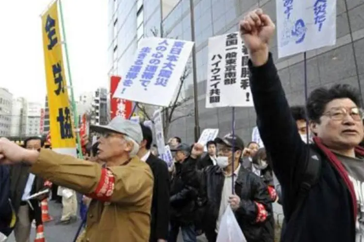 Trabalhadores protestam em frente à sede da Tepco: empresa vai ter de pagar indenizações (Yoshikazu Tsuno/AFP)