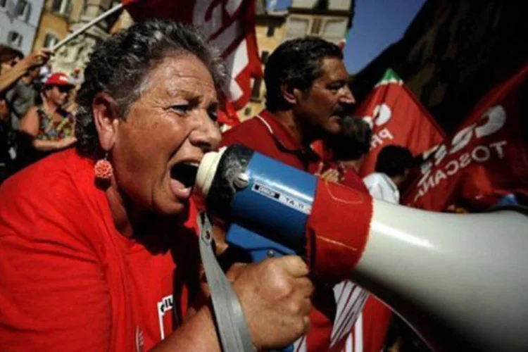 Sindicatos italianos protestaram durante a votação do pacote: o pacote de ajuste, rejeitado por boa parte da população, afeta sobretudo a classe média
 (Filippo Monteforte/AFP)